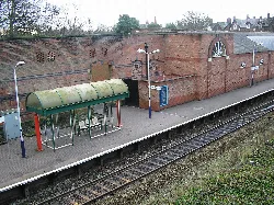 Vista de la estación de Lytham desde el puente de Ballam Road, mostrando el andén y la pared de ladrillos.