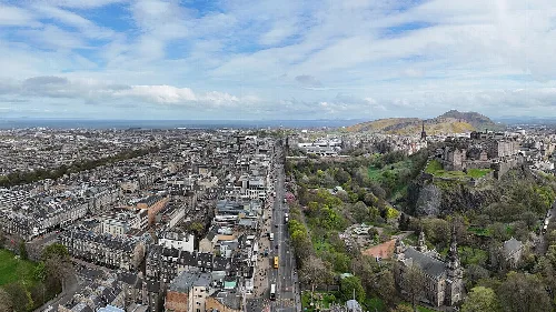 Luftaufnahme von Edinburgh mit Schloss und Stadtgebäuden.