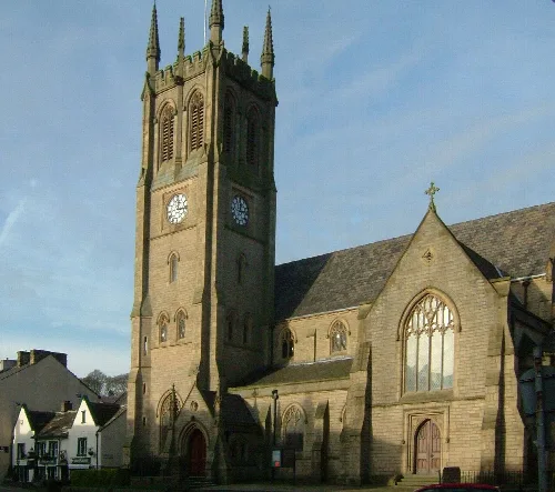 Steinkirche mit hohem Turm und Bogenfenstern in Padiham.