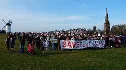 Multitud de manifestantes en Lytham con una pancarta para salvar la oficina de correos.