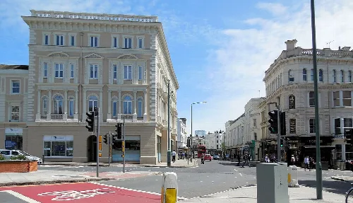 Vista de la calle Western Road con edificios históricos y semáforos.