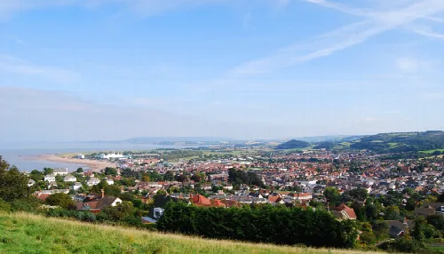 Vista panorámica de Minehead, la costa y las colinas verdes desde una colina.