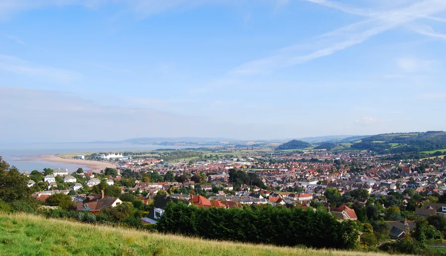 Vista panorámica de Minehead, la costa y las colinas verdes desde una colina.