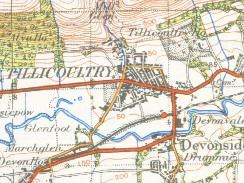 Mapa detallado de Tillicoultry con calles, ríos y paisaje de 1945.