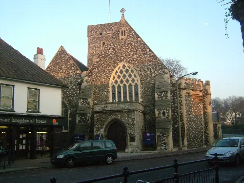 Iglesia de piedra con ventanas góticas en Dartford.