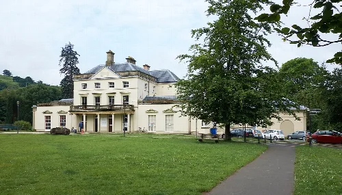Edificio histórico blanco con balcón en Machynlleth.