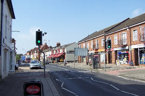 Straßenansicht von Aylesbury Street mit Ampeln und Geschäften.